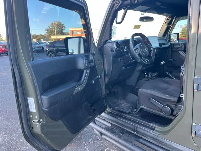 Used 2016  Jeep Unlimited Sport image 4