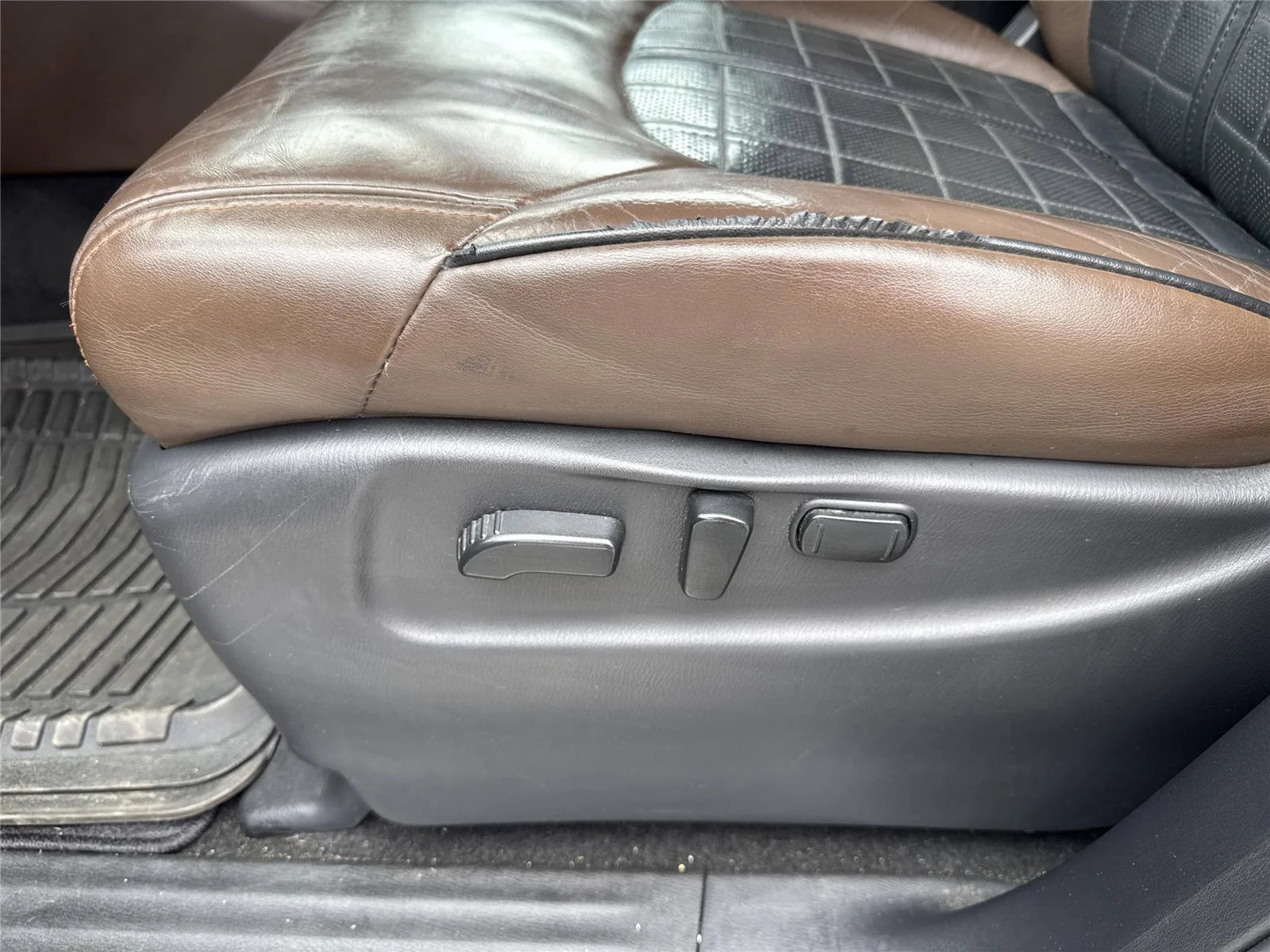 Used 2019 Super Black Nissan Platinum image 31