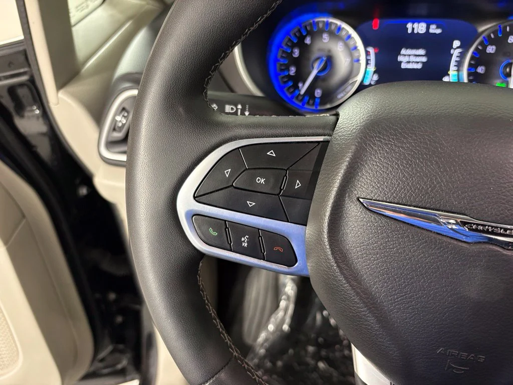 Used 2024 Black Chrysler Touring L image 20