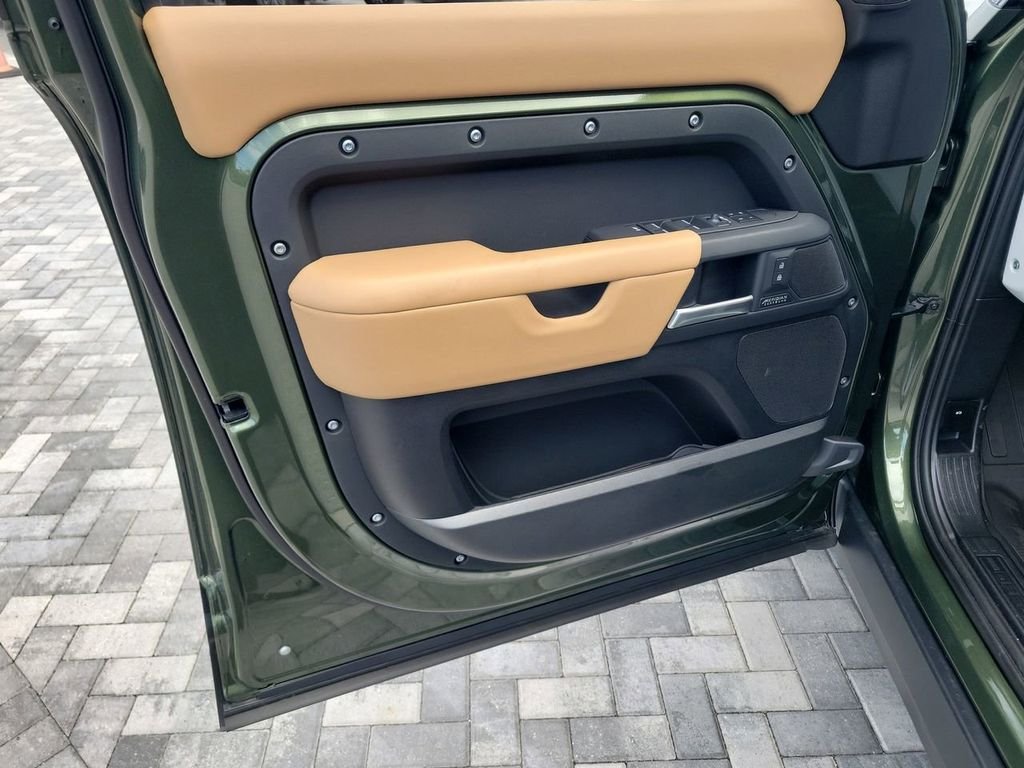 New 2026 Woolstone Green Land Rover X-Dynamic SE image 21