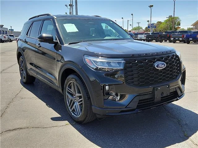 Used 2025 Agate Black Metallic Ford ST-Line 4x4 image 4