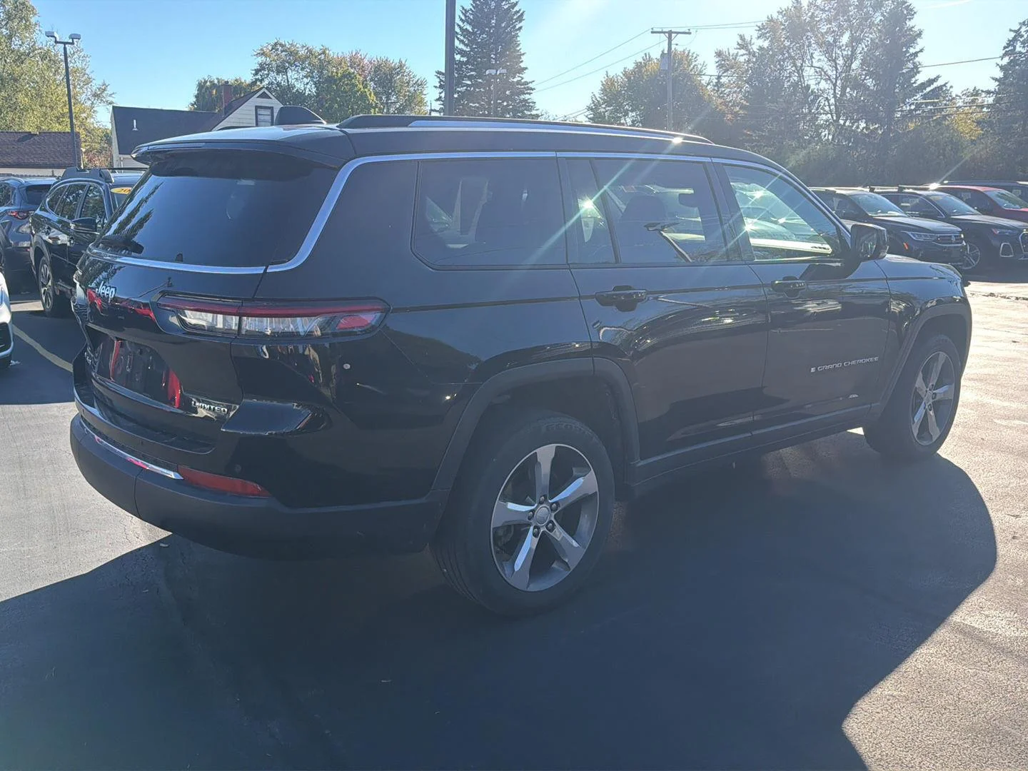 Used 2021 Diamond Black Crystal Pearlcoat Jeep Limited image 3