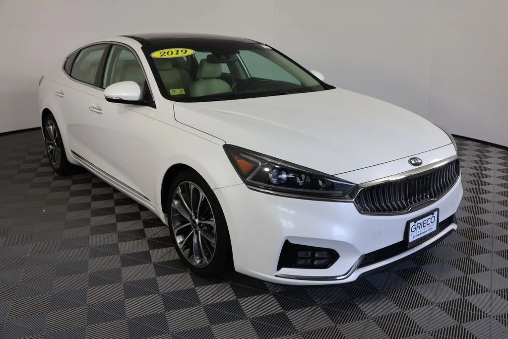 Used 2019 White Kia Technology image 1