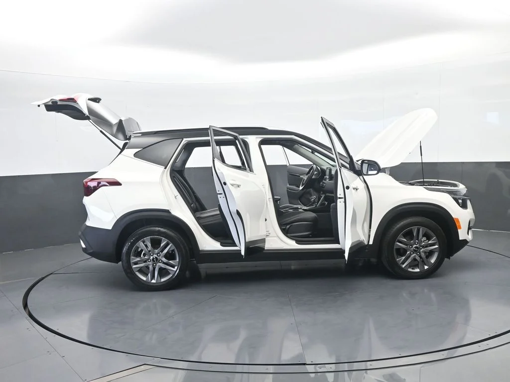 Used 2023 Clear White/Black Roof Kia S image 66