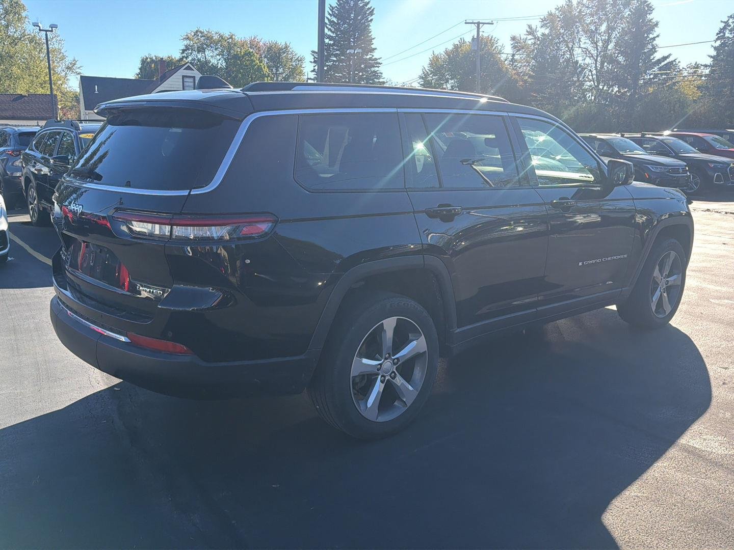 Used 2021 Diamond Black Crystal Pearlcoat Jeep Limited image 3