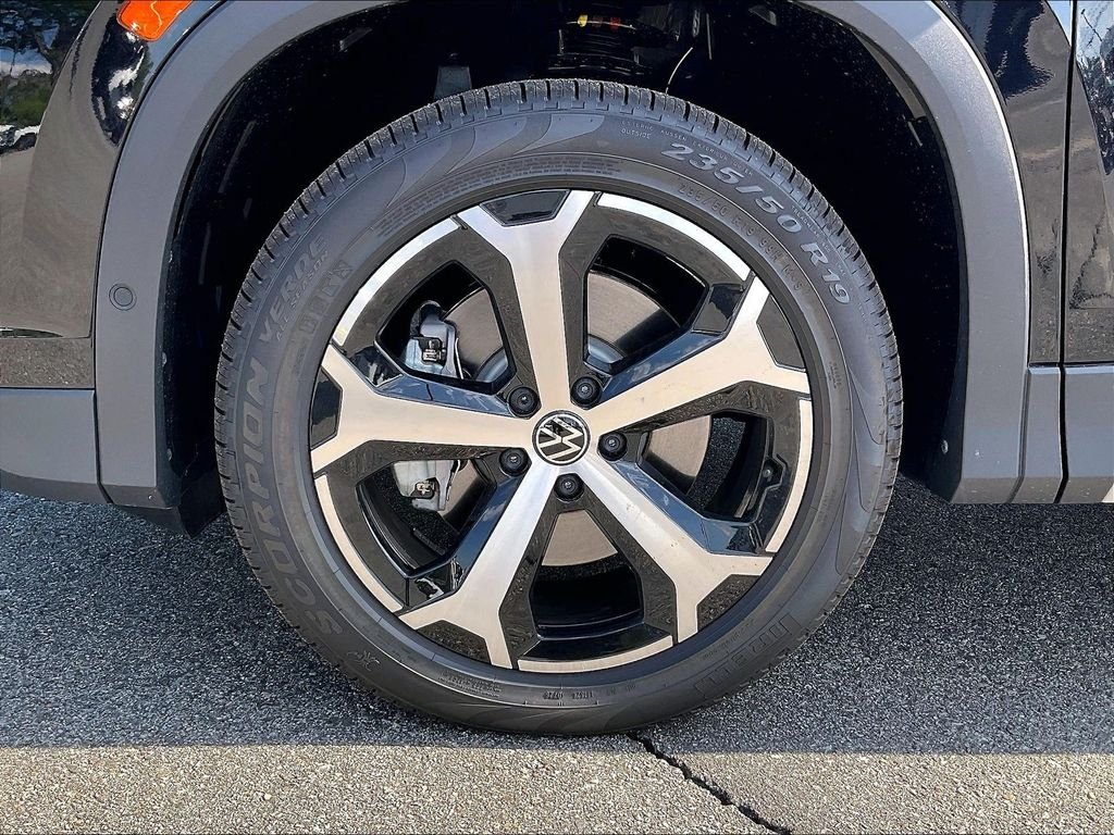 New 2026 Deep Black Pearl Volkswagen 2.0T SE image 8