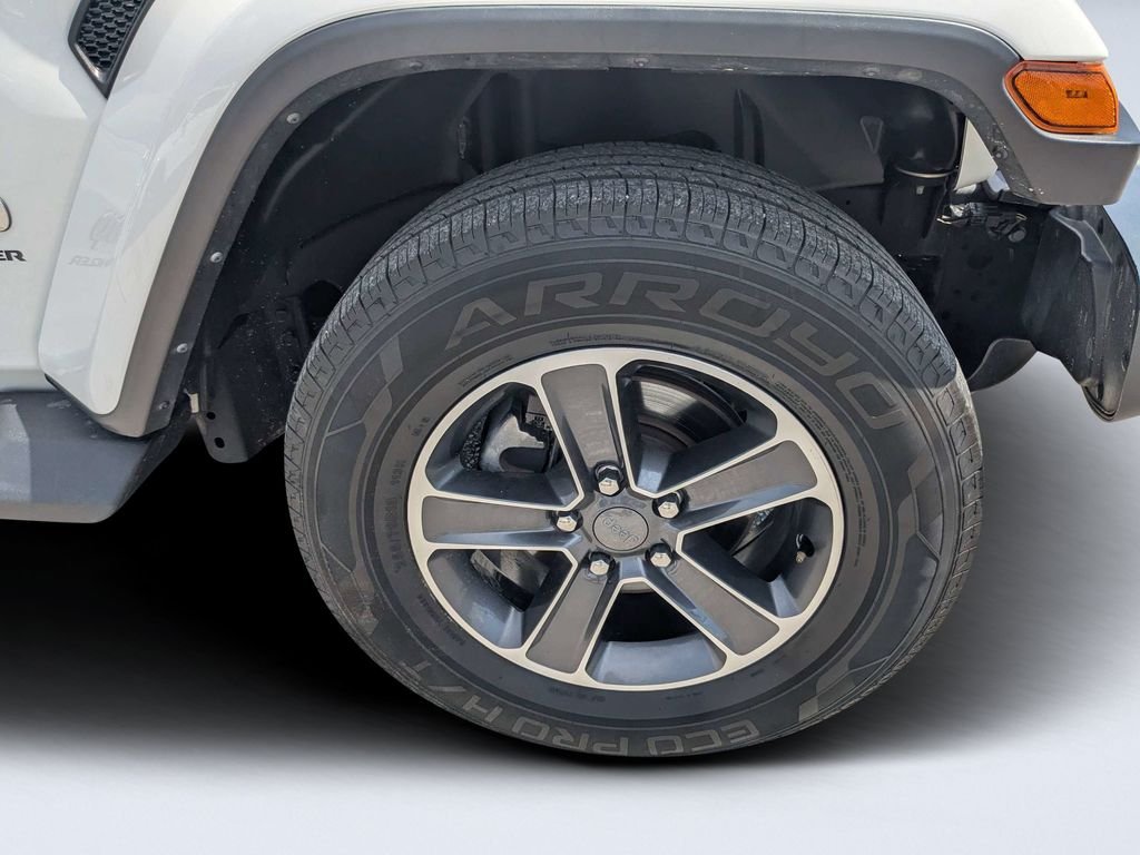 Used 2023 White/off-white Jeep Sahara image 10