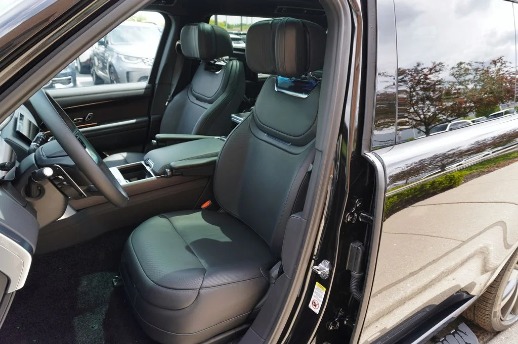 New 2026 Obsidian Black in Gloss Finish Land Rover SV image 17