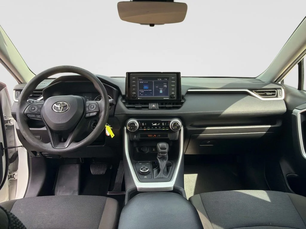 Used 2022 White Toyota LE image 17
