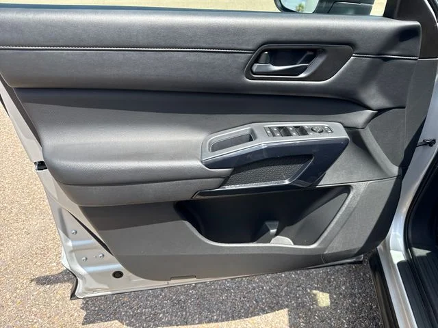 Used 2025 Silver Nissan S image 11