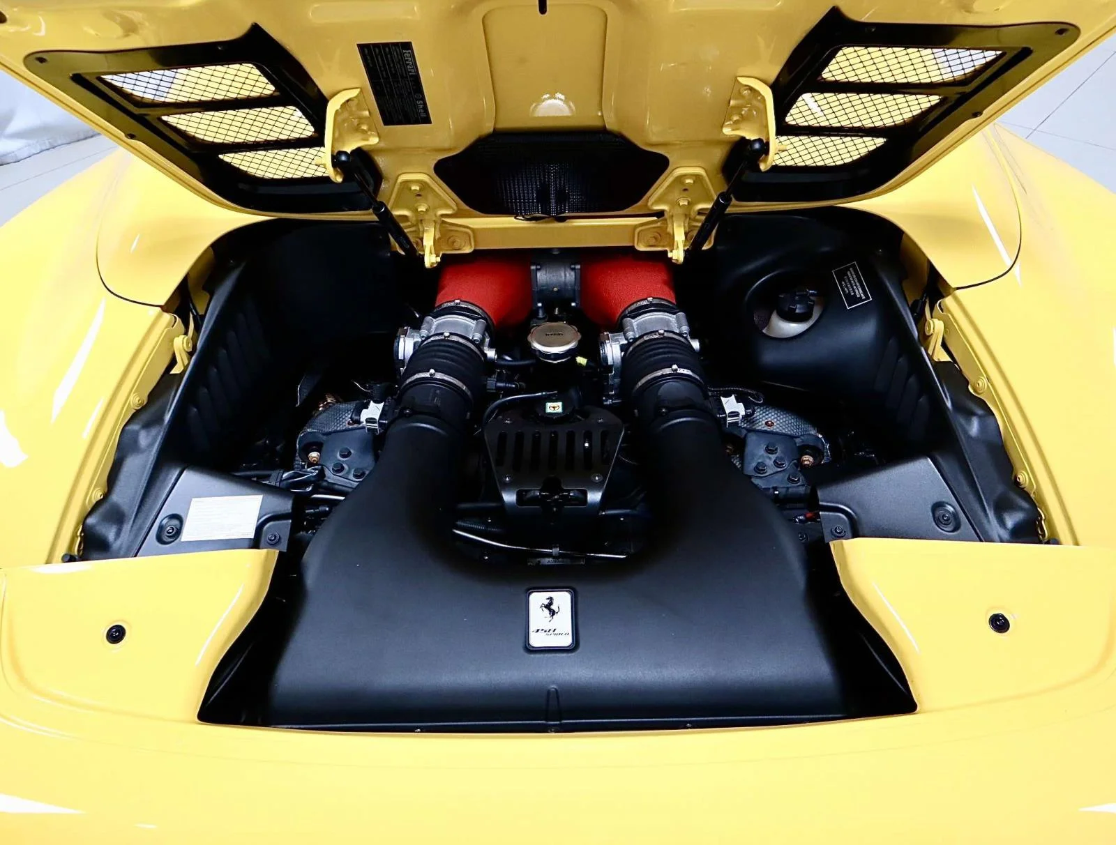 Used 2013 Giallo Modena Ferrari 2dr Conv image 13