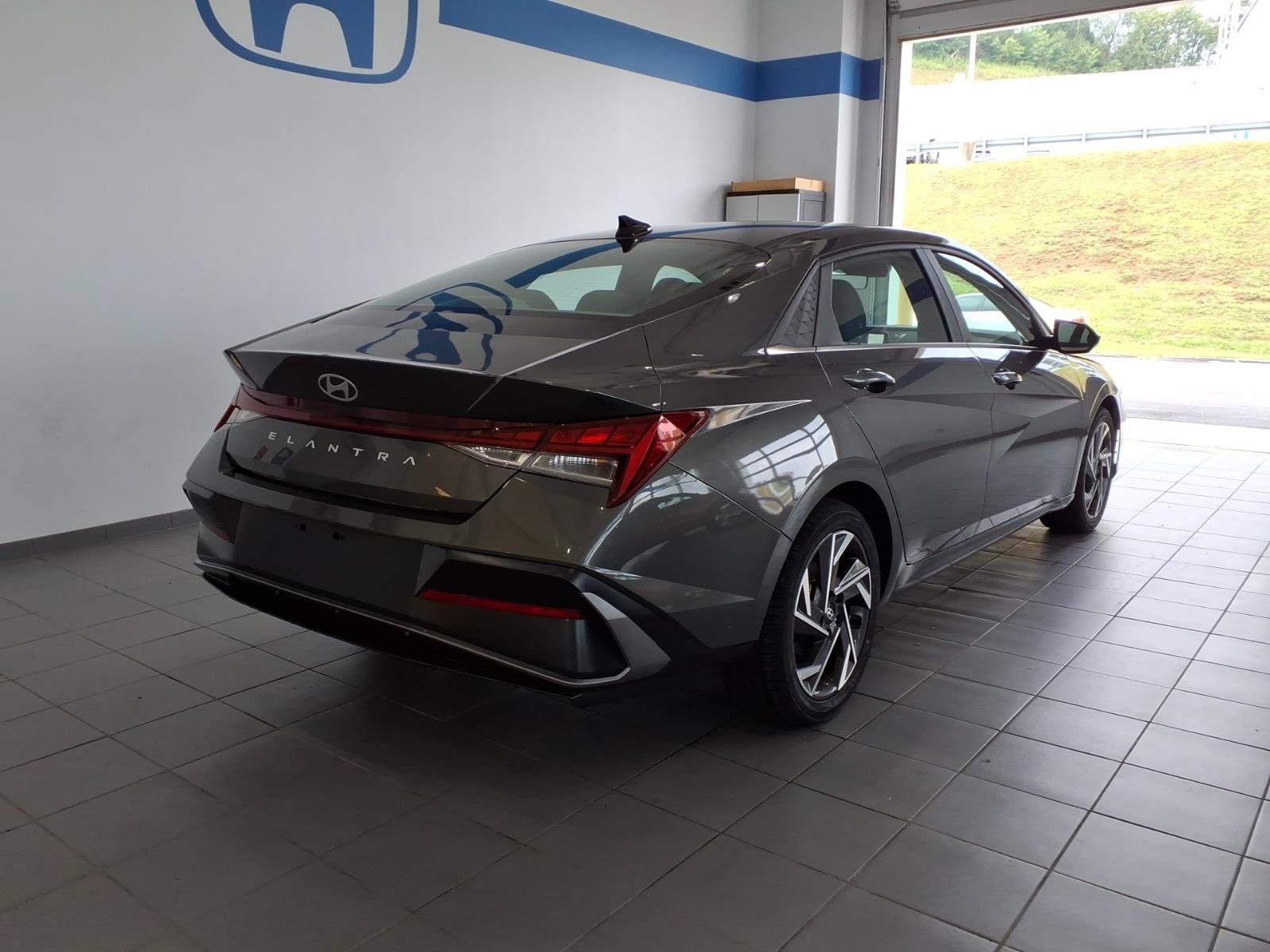 Certified Used 2024 Amazon Gray Hyundai SEL image 5