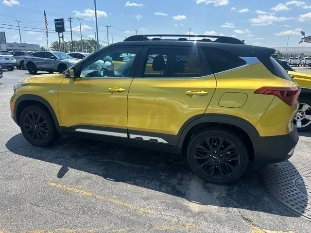Used 2023 Yellow Kia Nightfall image 22