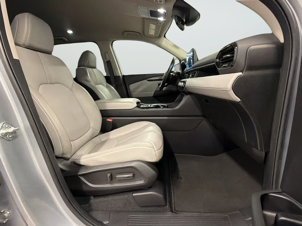 Used 2023 Silver Honda EX-L image 25