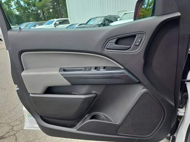 Used 2017 White GMC Base image 27