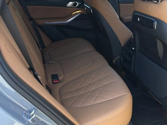 Used 2025  BMW xDrive40i image 36