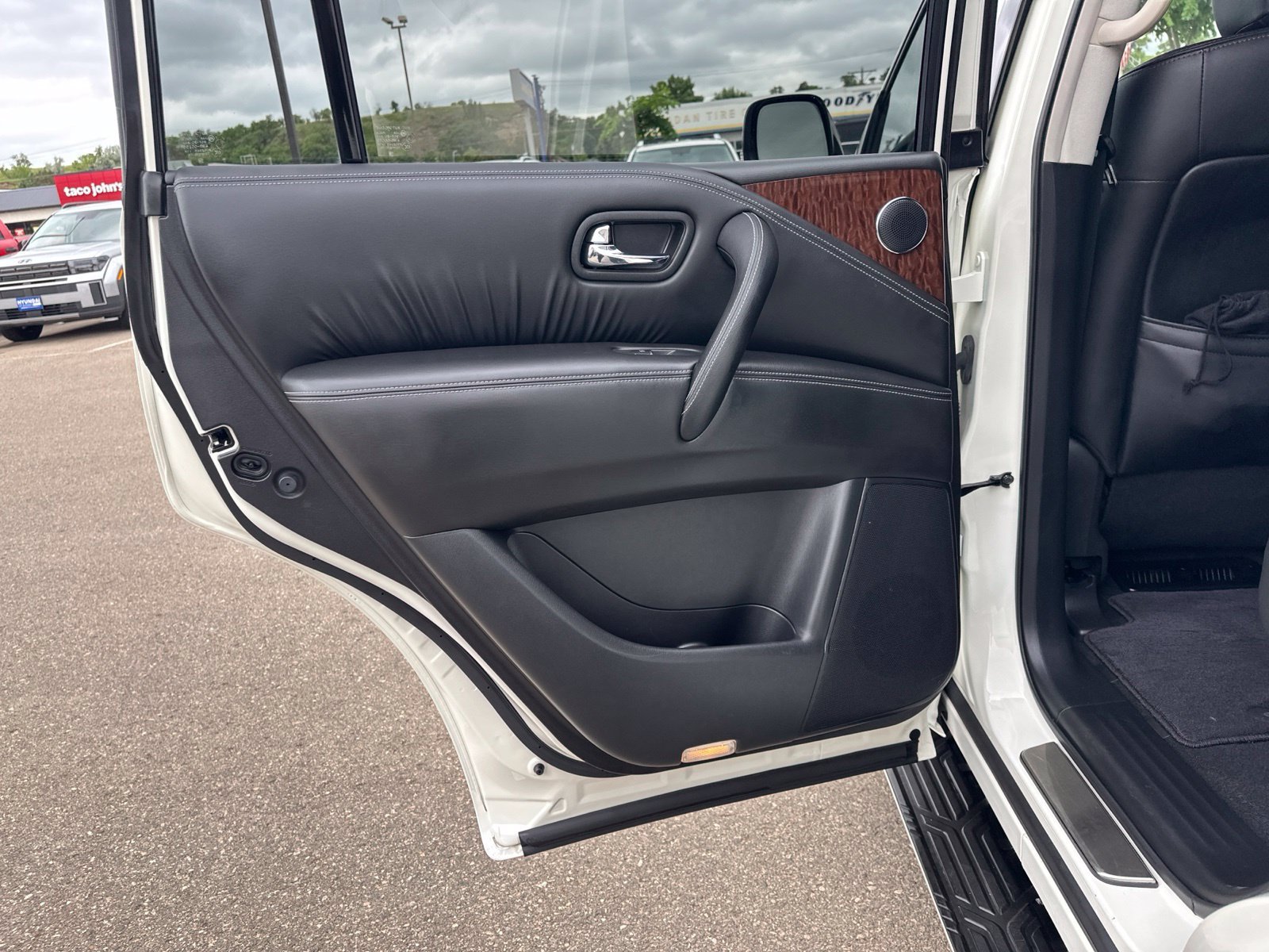 Used 2020 White Nissan Platinum image 29