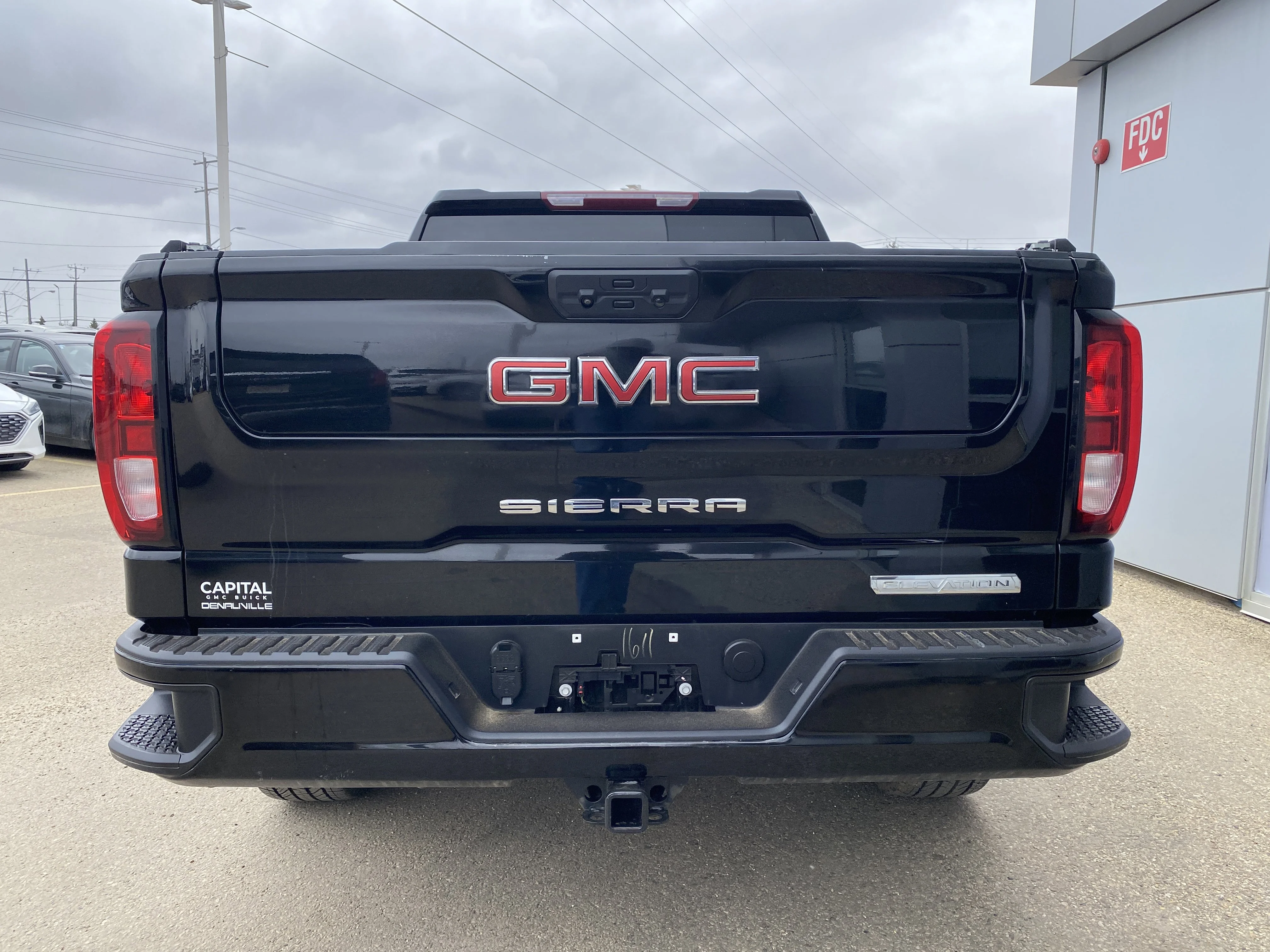 Used 2024 Black GMC Crew Cab Elevation * 6 PASSENGER * DUAL CLIMATE * RADAR CRUISE * image 4