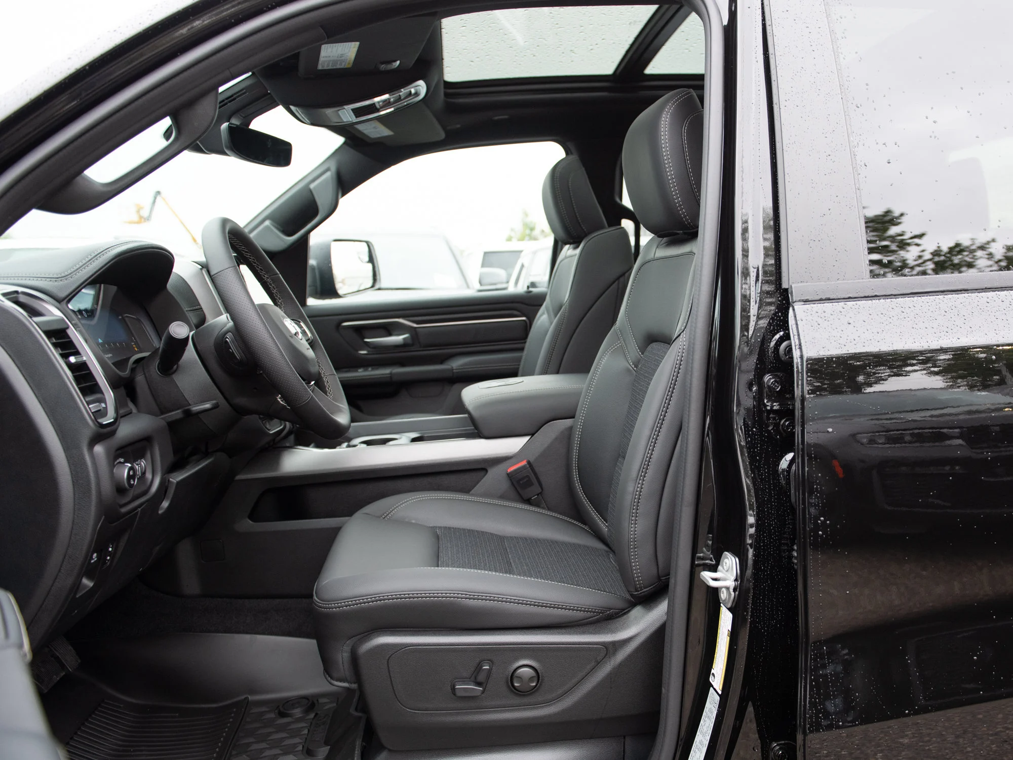 New 2026 Black RAM Sport* Crew Cab 4x4, Panoramic Sunroof, Heated Seats/Wheel, Nav image 25