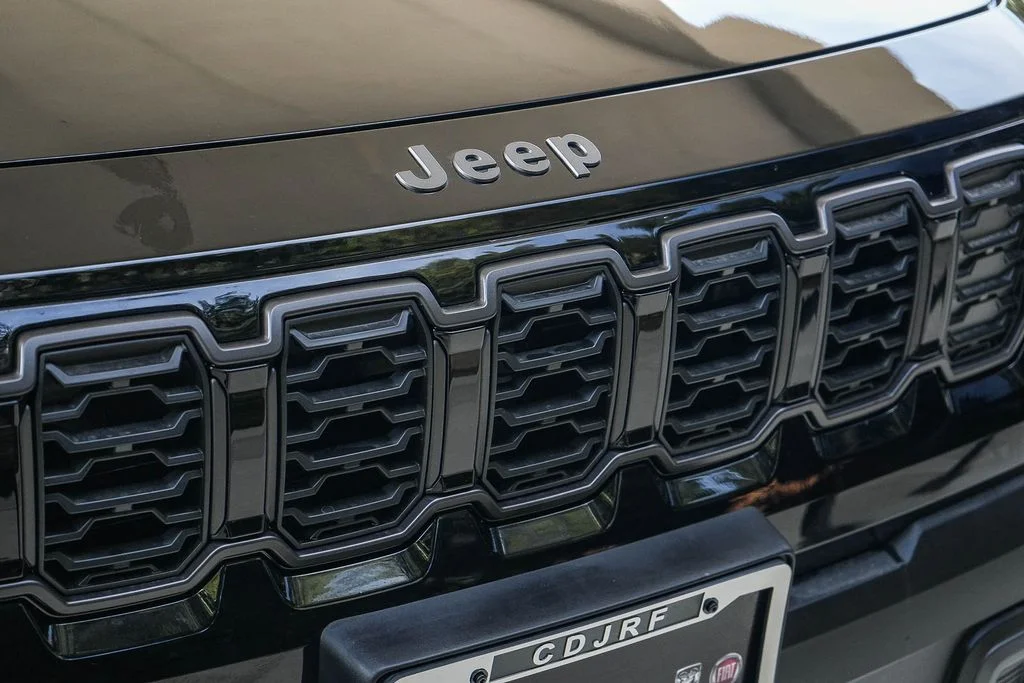 New 2026 Diamond Black Crystal Pearlcoat Jeep Laredo image 9