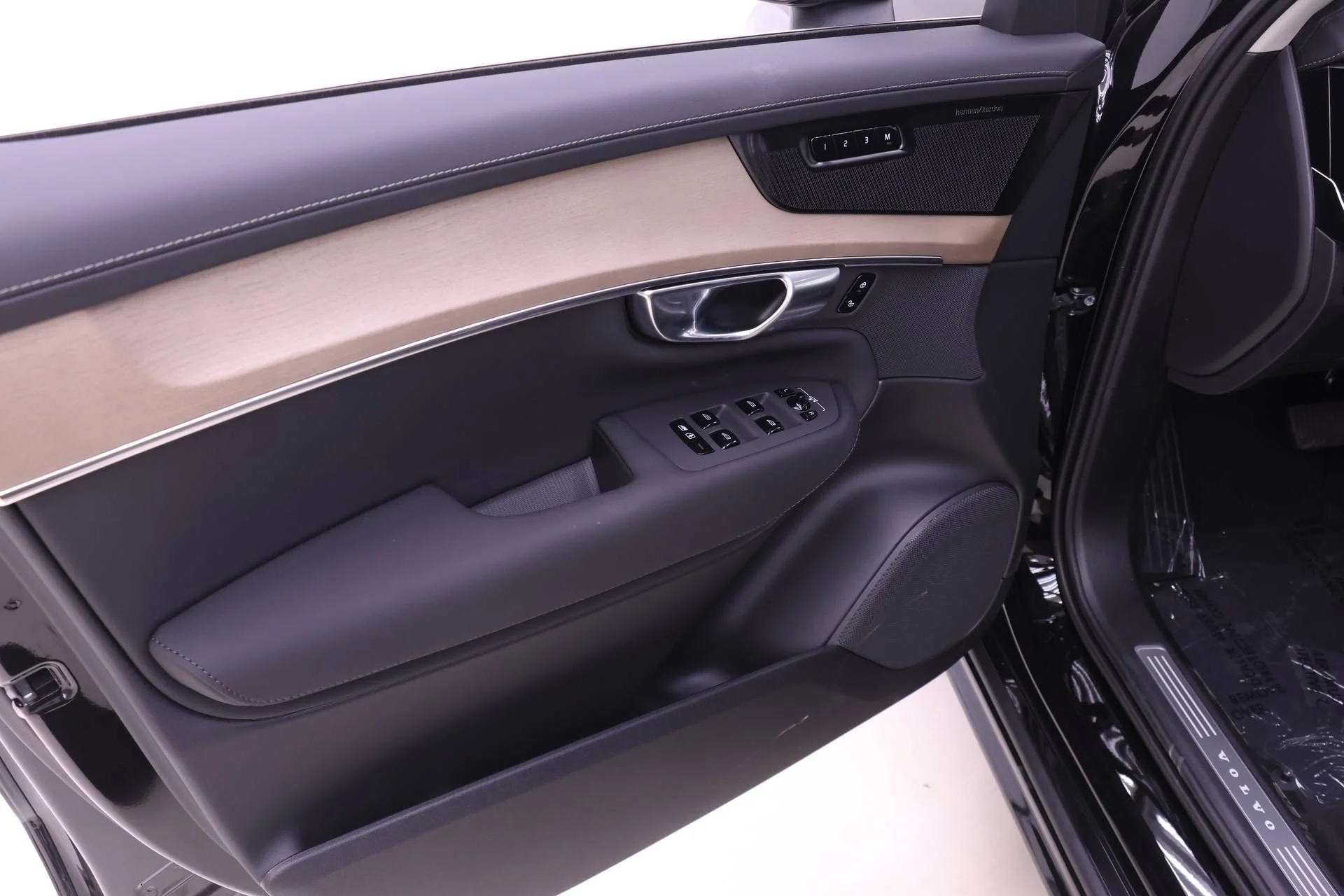 New 2027  Volvo B6 Plus 7-Seater image 11