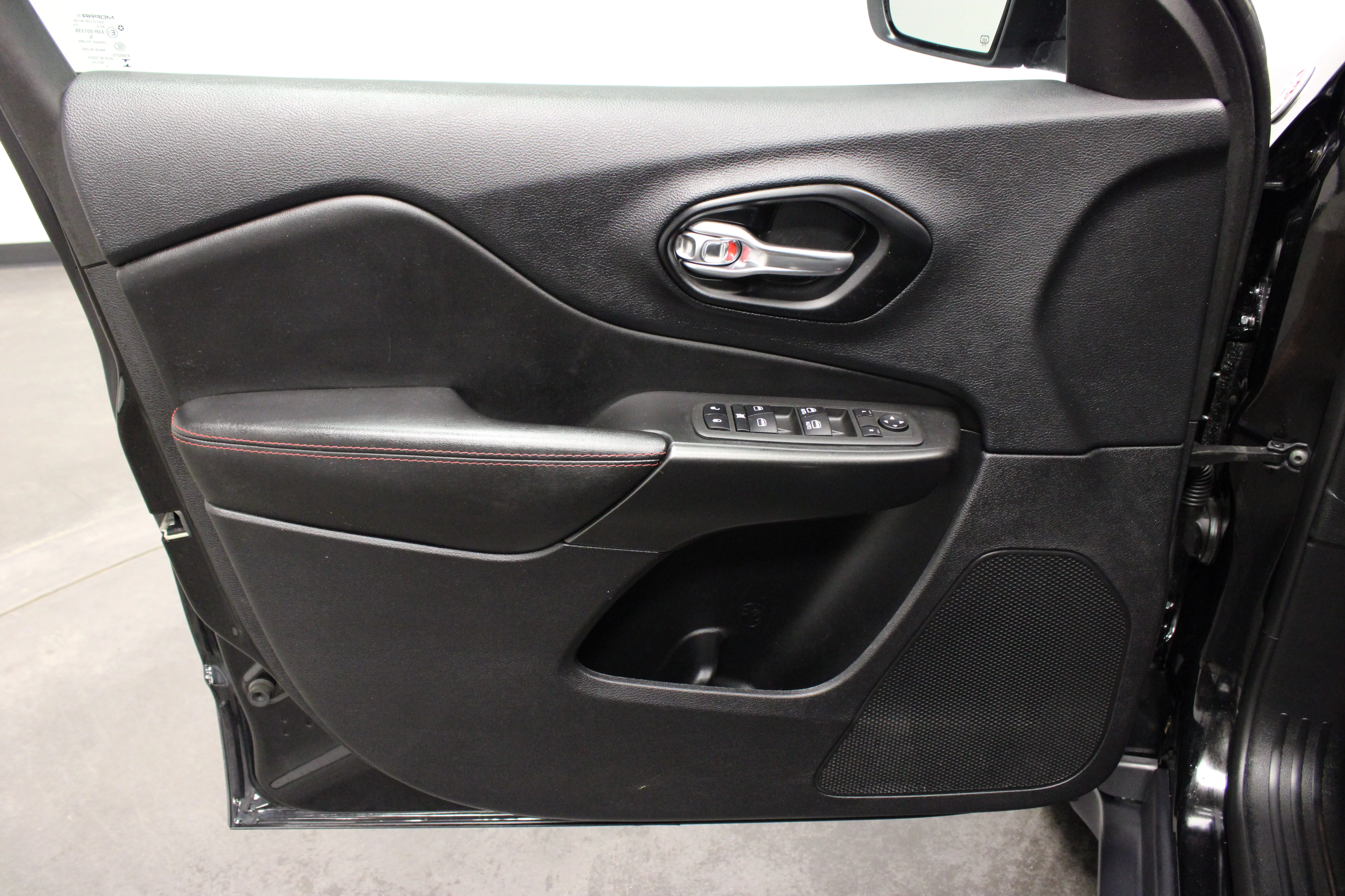 Used 2022 Diamond Black Crystal Pearlcoat Jeep Trailhawk image 16