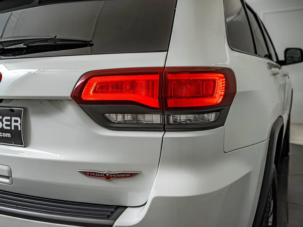 Used 2019 Bright White Clearcoat Jeep Trailhawk image 16