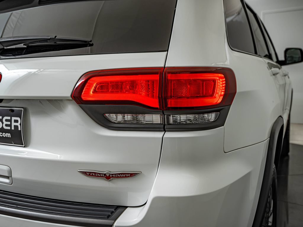 Used 2019 Bright White Clearcoat Jeep Trailhawk image 16