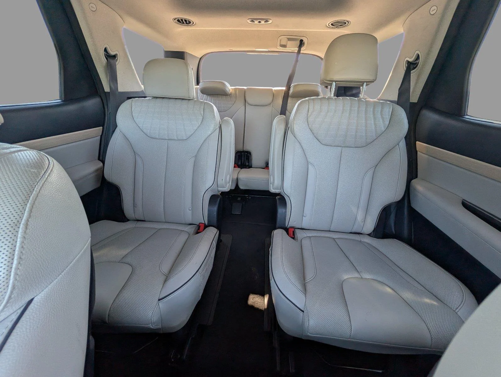 Used 2024 Moonlight Cloud Hyundai Limited image 13