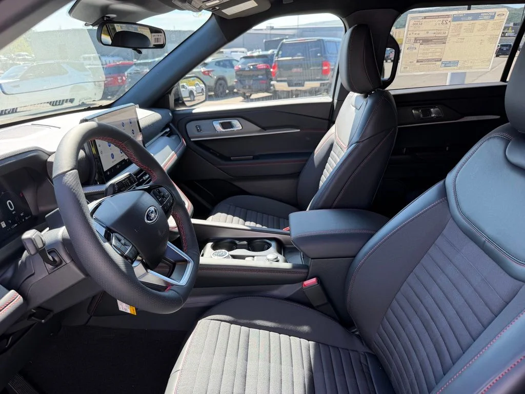 New 2027 Agate Black Metallic Ford ST-Line image 6