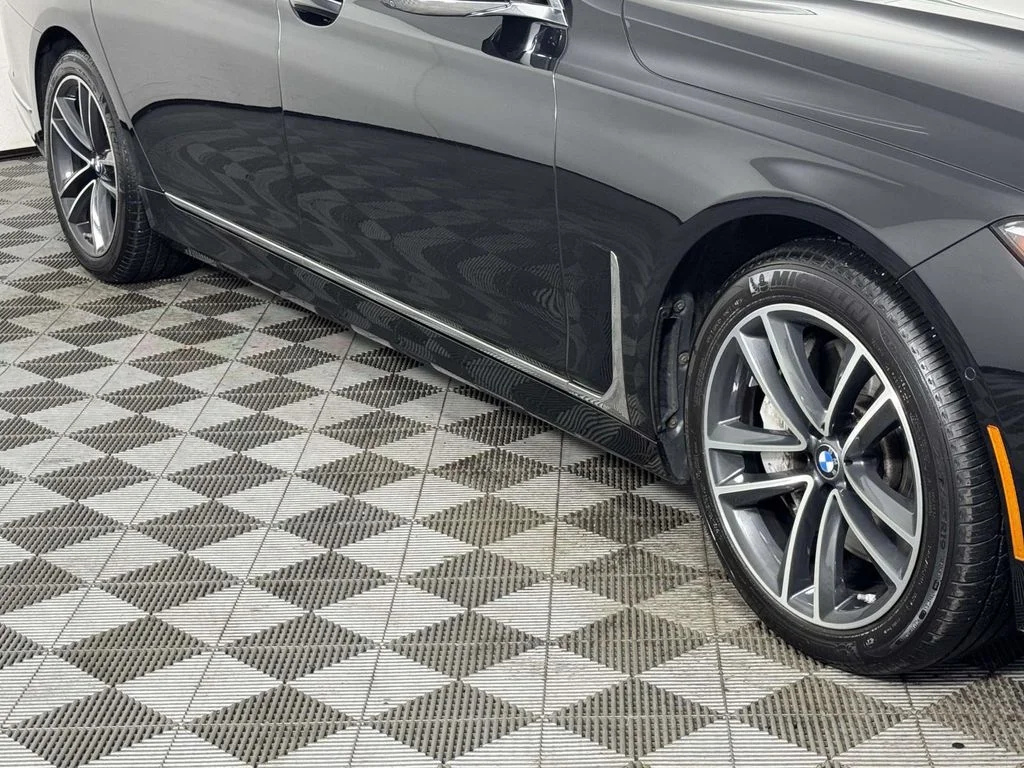 New 2022 Black BMW 750i xDrive image 12