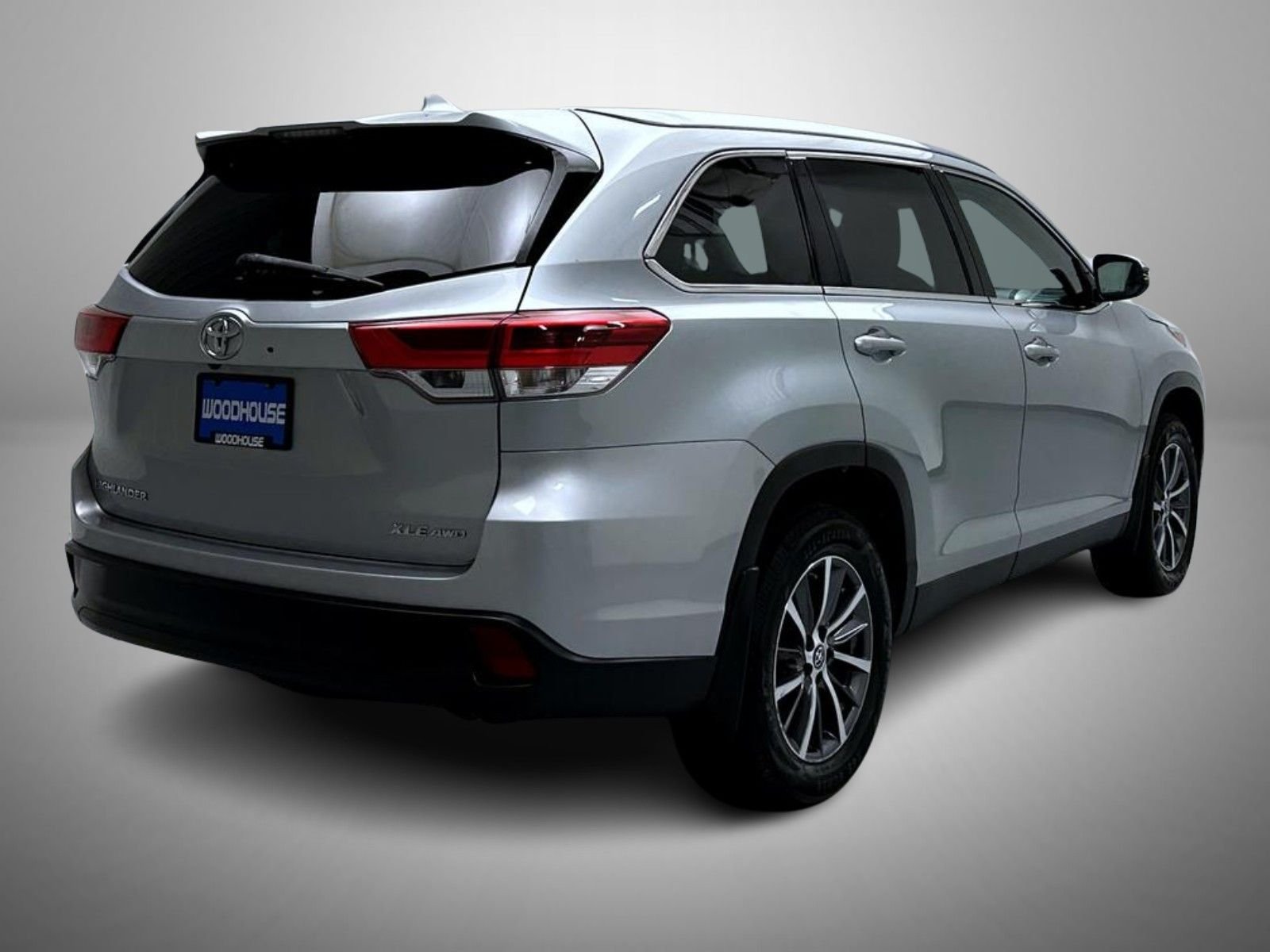 Used 2019 Silver Toyota XLE image 5