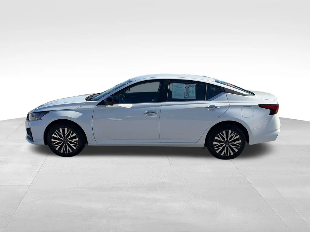 Used 2025 White Nissan 2.5 SV image 3