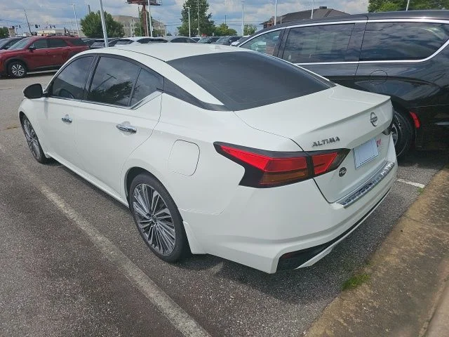 Used 2023 White Nissan 2.5 SL image 3