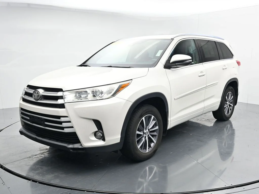 Used 2018 White Toyota XLE image 4