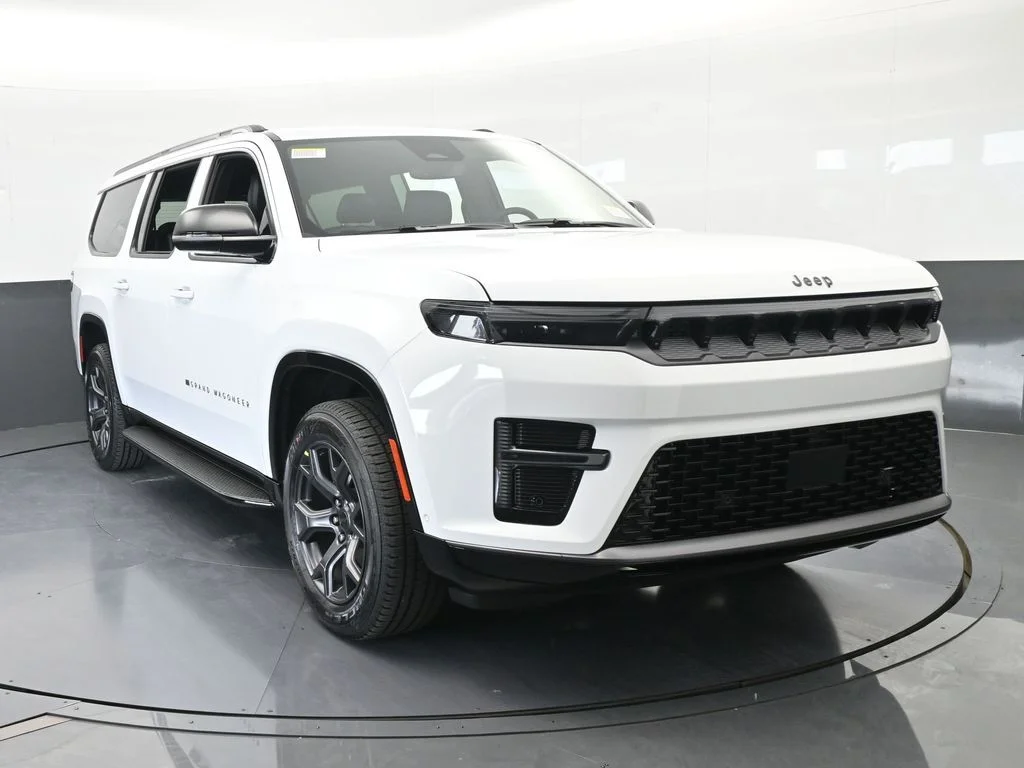 New 2026 Bright White Clear-Coat Exterior Paint Jeep Limited Altitude image 9