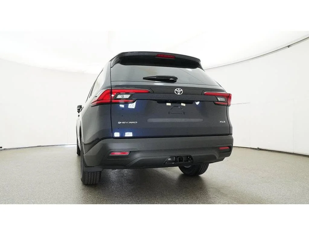 Used 2025  Toyota XLE image 28