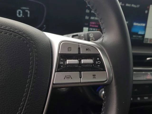Used 2023 White Kia S image 25