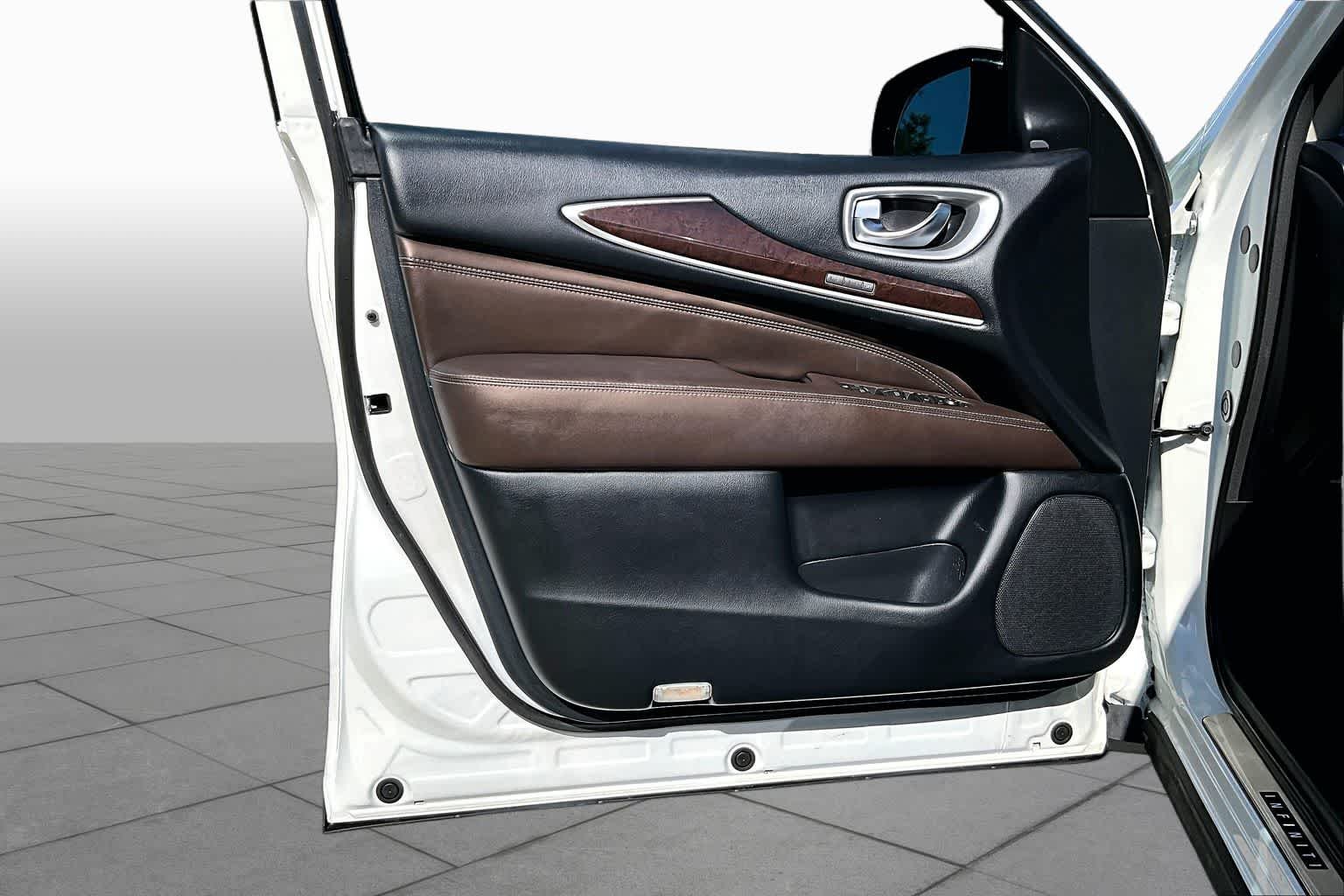 Used 2020 Majestic White INFINITI LUXE image 20