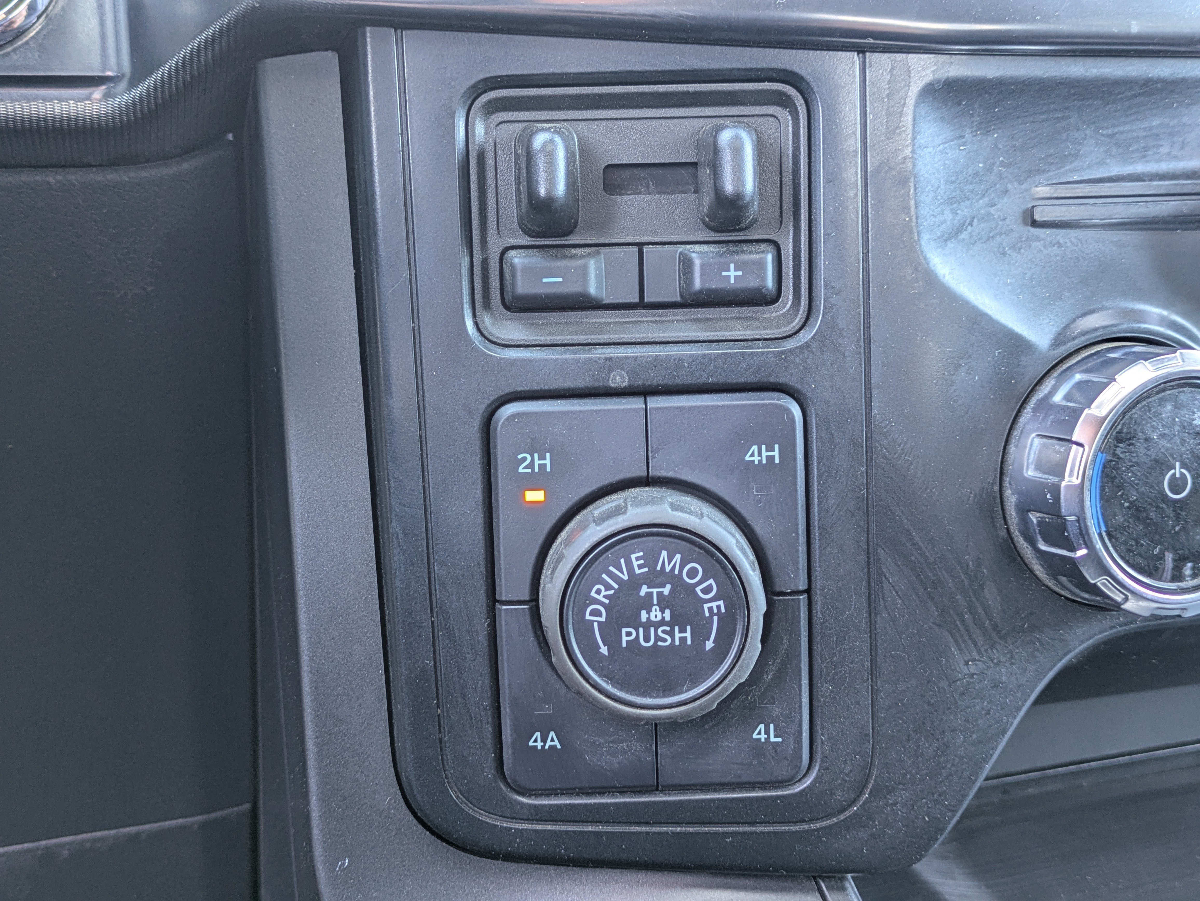 Used 2024 Silver Ford LARIAT image 29