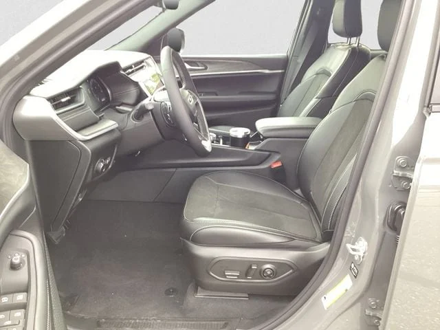 New 2027 Gray Clearcoat Jeep Laredo Altitude image 10