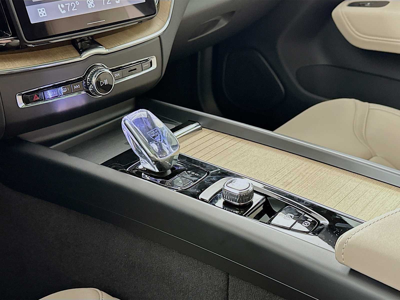 New 2026 Crystal White Volvo Plus image 15