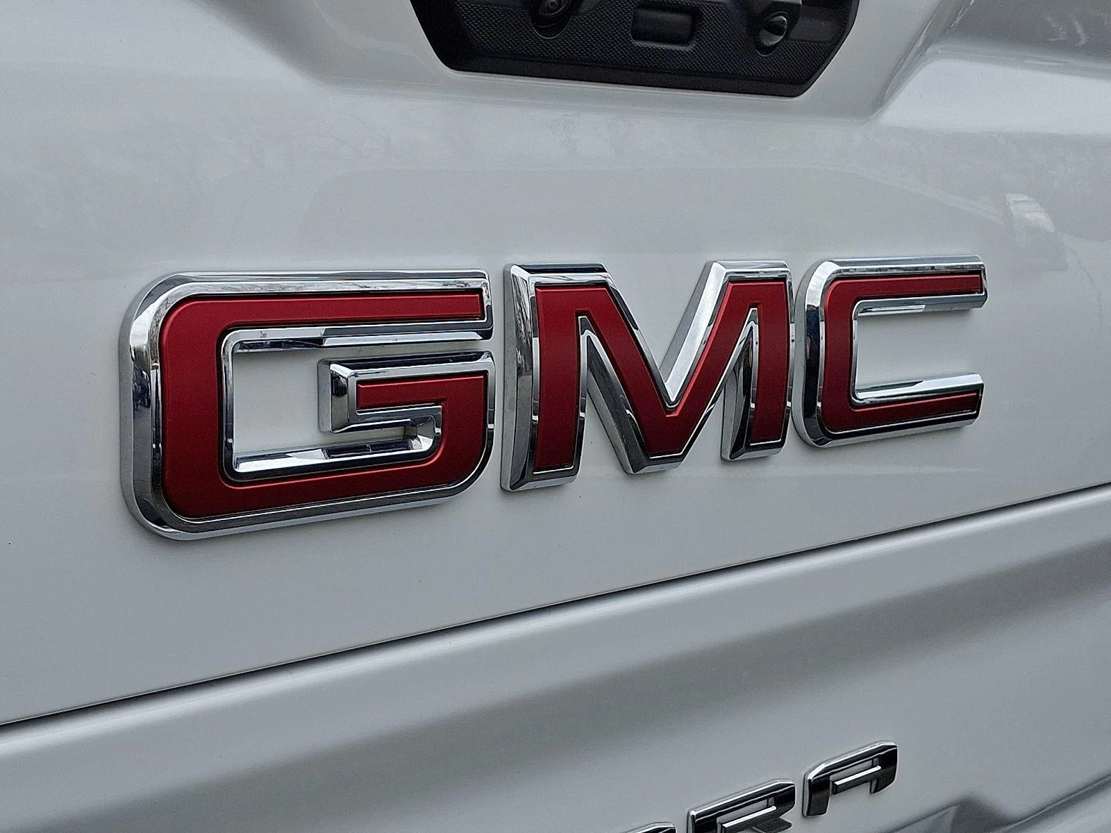 Used 2025 Summit White GMC AT4 image 31