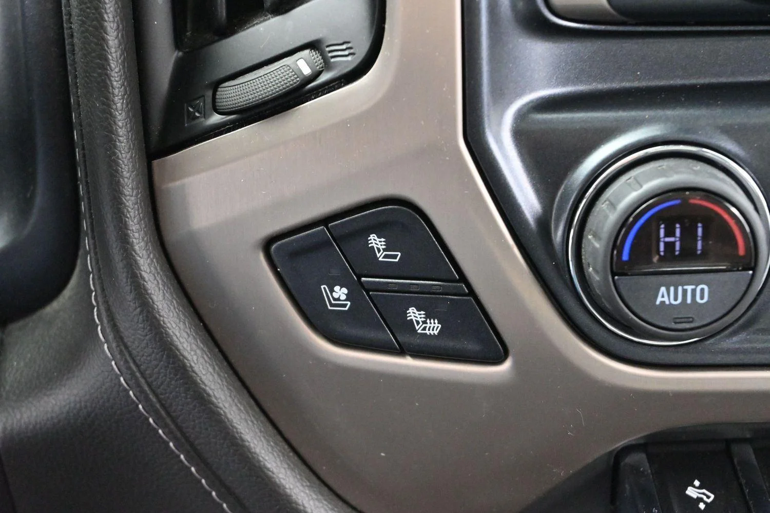 Used 2019 Summit White GMC Denali image 24