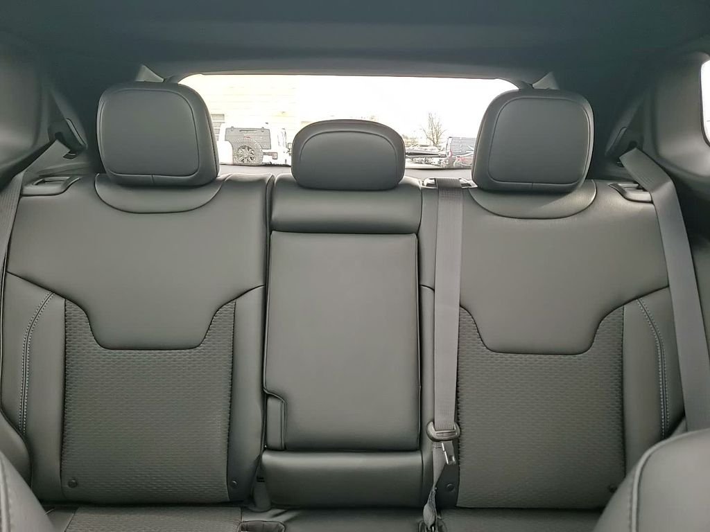 New 2026 Red Hot Pearl-Coat Exterior Paint Jeep Latitude image 25