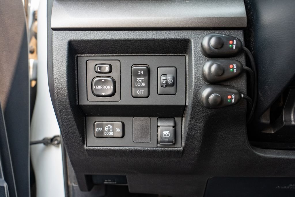 Used 2014 Super White Toyota SR5 image 23