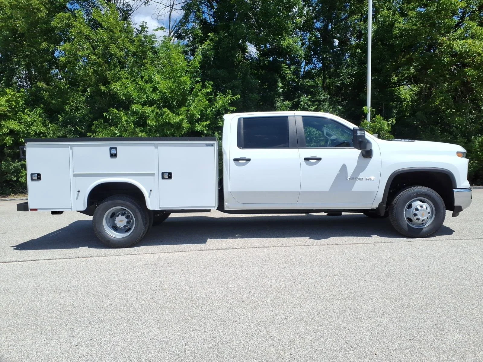 New 2026 Summit White Chevrolet Work Truck image 19