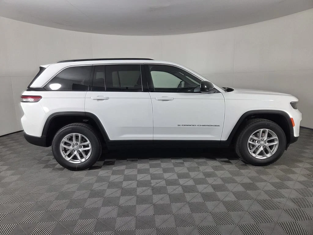 New 2026 Bright White Clear-Coat Exterior Paint Jeep Laredo X image 17