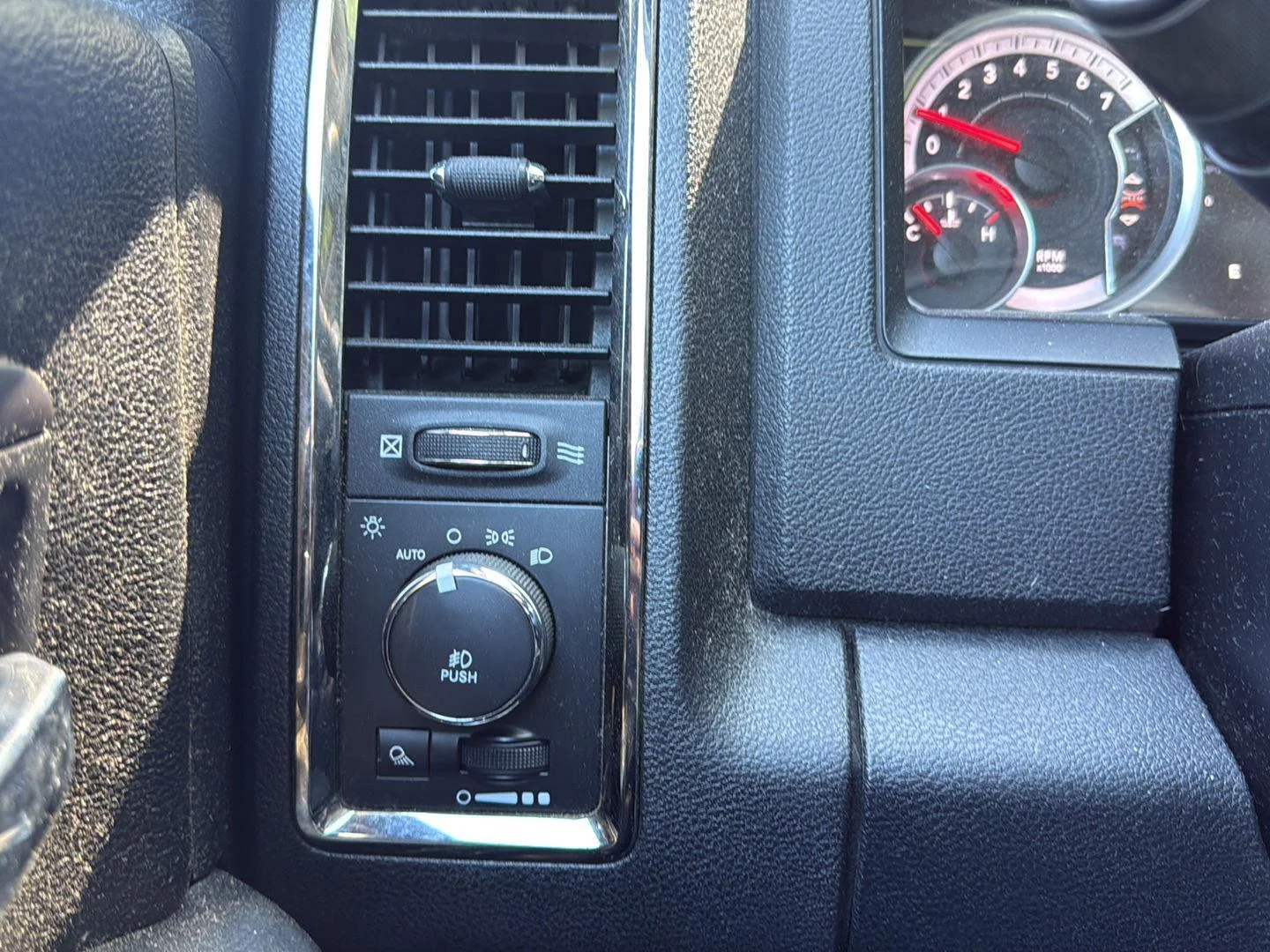 Used 2015 Brilliant Black Crystal Pearl Ram Sport image 31