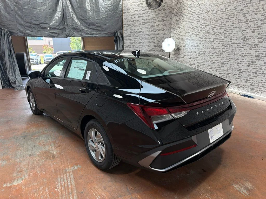 New 2026 Abyss Black Hyundai SE image 5